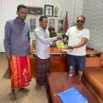 Consegna del volume al viceministro del turismo della Regione Afar